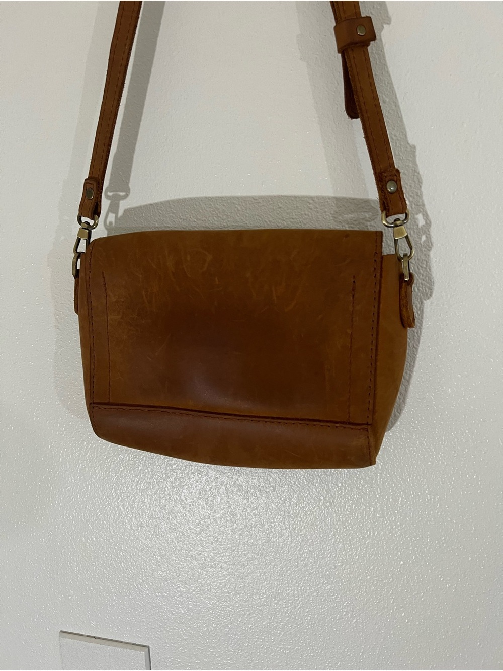 Portland Leather Metro Medium Crossbody Bag with Adjustable Strap - Picture 3 of 8